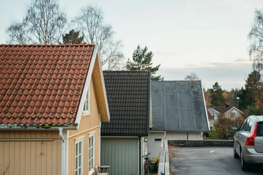 tegeltak shingel eller betongpannor s v ljer du r tt tak f r villans stil budget och h llbarhet